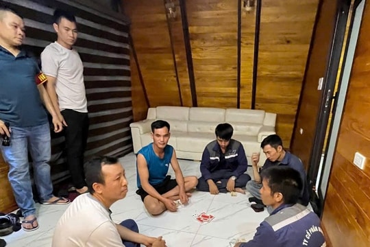 Bắt quả tang 5 người đánh bạc trong nhà nghỉ ở xã Tiên Lãng