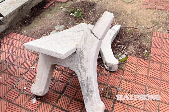 Sớm thay ghế đá bị gãy ven hồ đường Thanh Niên