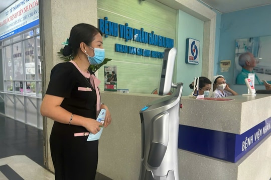 Người bệnh thích thú với robot 'tiếp tân'