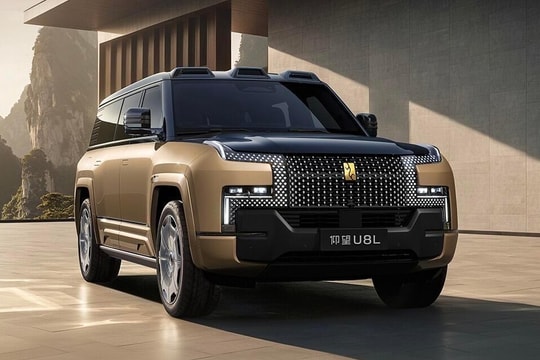 Xe BYD Yangwang U8L - SUV hybrid biết bơi