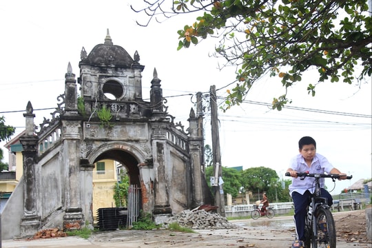 'Sinh ra tôi đã thấy cổng làng...'