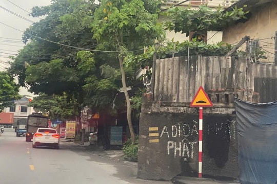 Lô cốt nhô ra đường 389