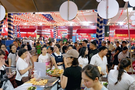 Lac Hong Palace offers 10,000 Hai Phong specialty servings at National Achievements Exhibition