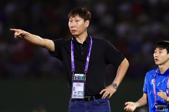 Ai sẽ giúp huấn luyện viên Kim Sang Sik giải bài toán khó?