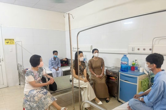 Nhà trường, cộng đồng tiếp sức nam sinh nghèo Trường Marie Curie chữa bệnh học tập