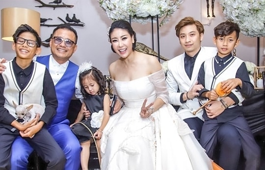 Vụ bạo hành chấn động và chuyện sao Việt phá vỡ định kiến 'mẹ kế con chồng'