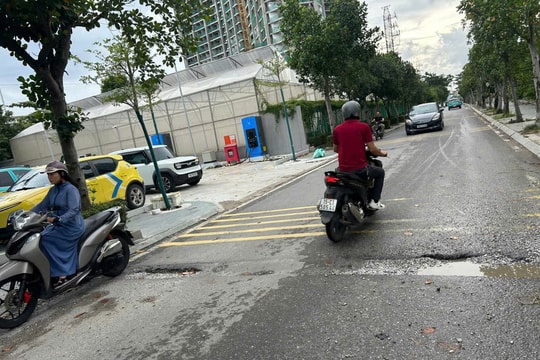 Đường Bạch Thái Bưởi xuất hiện ổ gà, vũng nước
