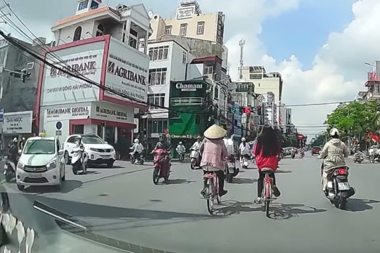 Đường dây võng thấp trên phố Hoàng Minh Thảo