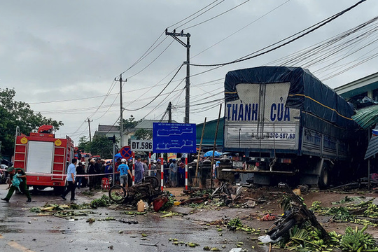 Xe tải lao vào chợ gây nhiều thương vong