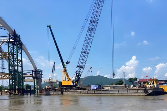'Nước rút' hoàn thành cầu vượt sông Kinh Môn