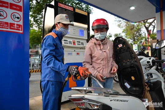 Giá xăng vượt mức 20.600 đồng/lít