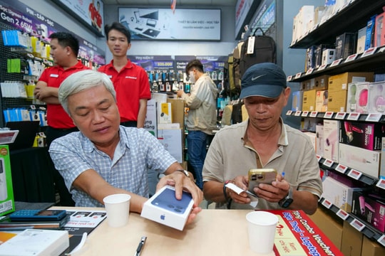 Giới trẻ xếp hàng xuyên đêm chờ mua iPhone 17