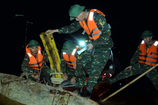 Đưa 2 quả bom còn nguyên ngòi nổ đi hủy tại trường bắn