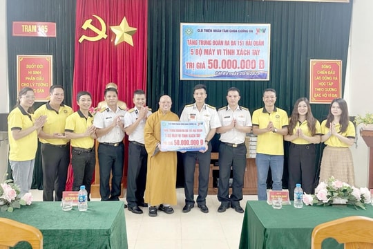 Câu lạc bộ Thiện Nhân Tâm chùa Cương Xá thăm, tặng quà Trạm Ra đa 495