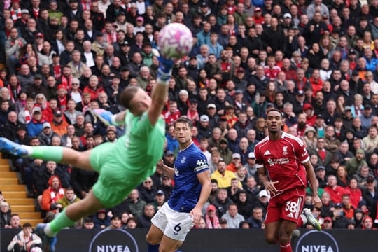 Liverpool giữ mạch toàn thắng ở Ngoại hạng Anh
