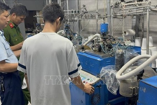 Phát hiện cơ sở sản xuất số lượng lớn tất giả mạo nhãn hiệu