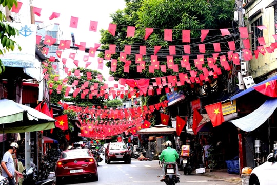 Treo cờ Tổ quốc chào mừng Đại hội Đảng bộ thành phố Hải Phòng