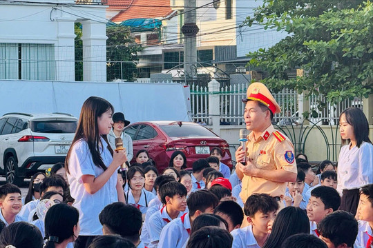 Phổ biến kiến thức về an toàn giao thông cho g ần 3 nghìn học sinh ở xã An Lão