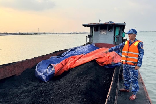 Bắt giữ tàu chở 110 tấn than không rõ nguồn gốc