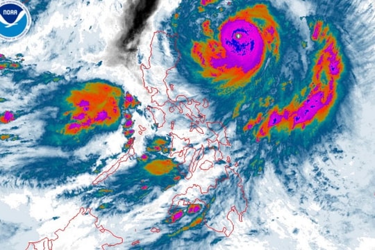 Bão Ragasa đạt cấp siêu bão đổ bổ vào Philippines trước khi đi vào Biển Đông