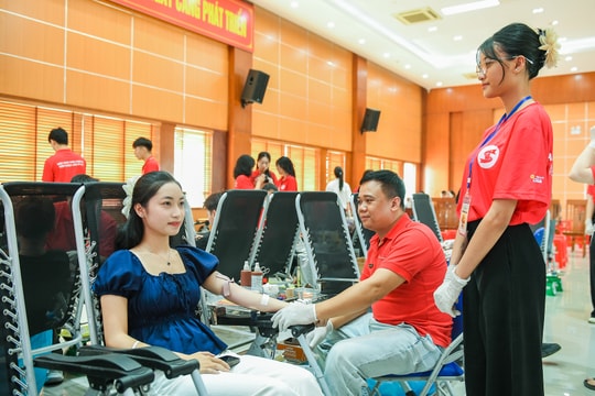 Sôi nổi ngày hội hiến máu 'Thu vàng'