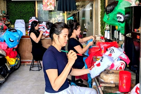 Cả gia đình tất bật giữ lửa nghề làm đầu lân sư truyền thống