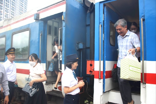Chuyến tàu đầu tiên đưa cán bộ từ Tây sang Đông Hải Phòng làm việc thuận lợi, an toàn