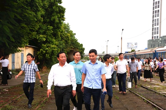 Niềm vui trên chuyến tàu đầu tiên đưa cán bộ từ tây sang đông Hải Phòng