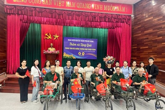 Đoàn thiện nguyện Hải Phòng thăm, tặng quà tại Trung tâm Điều dưỡng thương binh Thuận Thành