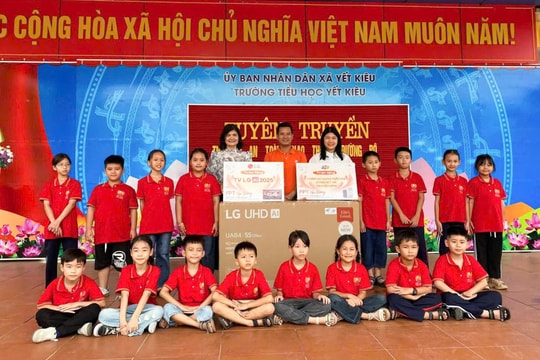 FPT Hai Duong presents smart TVs and high-speed internet to three disadvantaged schools