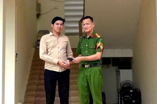 Anh Cao Văn Chính nhặt được ví, bàn giao cho công an xã trả lại người đánh rơi