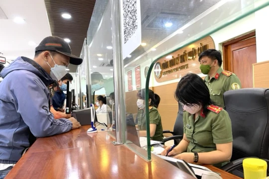 Người Việt ra nước ngoài công tác mới biết đang nợ thuế, có bị cấm nhập cảnh?