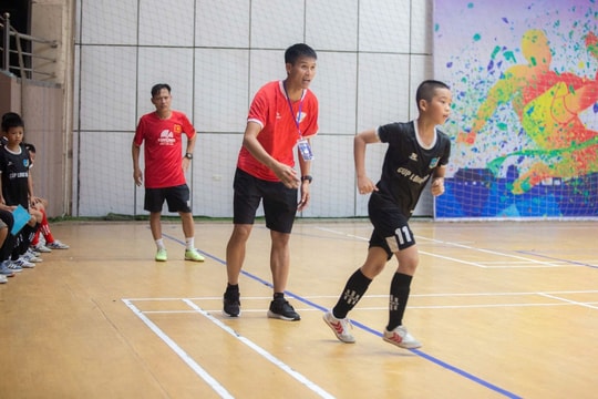 Những thầy giáo nuôi dưỡng ước mơ bóng đá