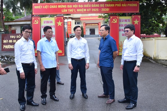 Đồng chí Phạm Văn Lập kiểm tra công tác tuyên truyền chào mừng Đại hội Đảng bộ thành phố tại phường Lưu Kiếm