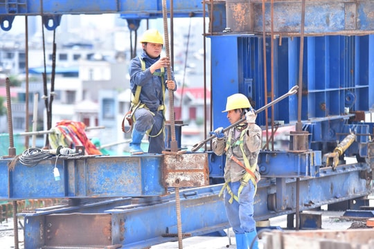 Vibrant atmosphere at construction sites welcoming Party Congress