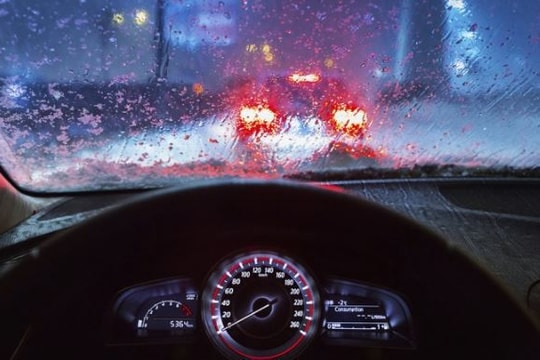 Những lỗi lái xe nguy hiểm trong mùa mưa bão