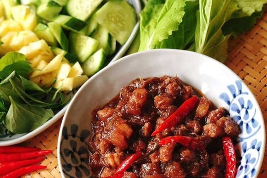 Thịt lợn kho mắm ruốc