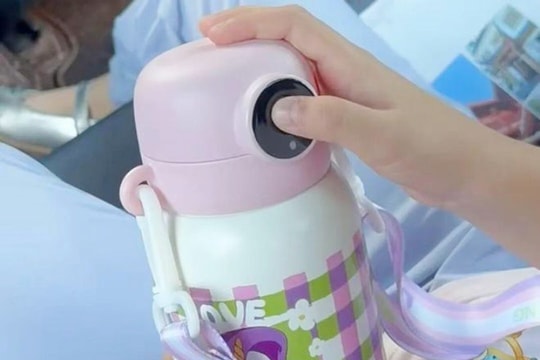 Bình nước chống 'dị vật' gây sốt