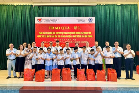 Tặng quà người khuyết tật, trẻ mồ côi
