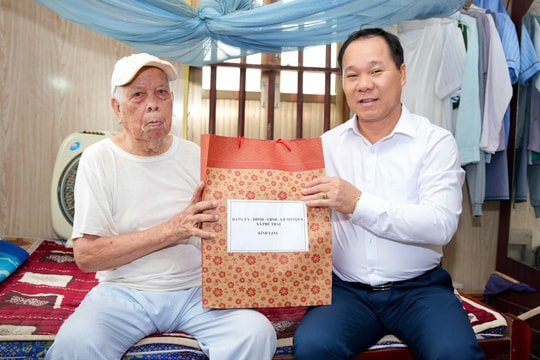 Xã Phú Thái trao 20 suất quà tặng người cao tuổi