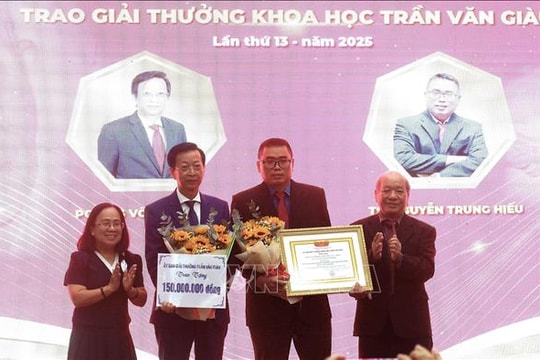 Hai giảng viên giành Giải thưởng khoa học Trần Văn Giàu