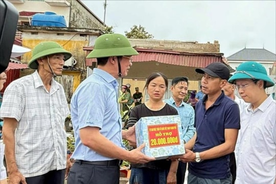 Hai Phong leader encourages households affected by whirlwind in Tan Minh commune