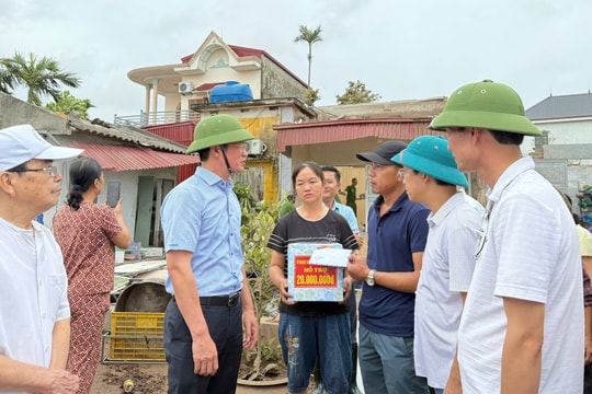 Đồng chí Phạm Văn Lập thăm, động viên các hộ dân xã Tân Minh bị ảnh hưởng của dông lốc