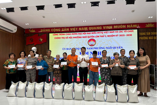 Trao 56 suất quà tặng hộ khó khăn phường Ngô Quyền