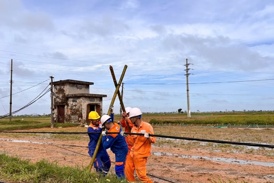 Đội xung kích 122 người của Công ty Điện lực Hải Phòng hỗ trợ các tỉnh Nghệ An, Hà Tĩnh