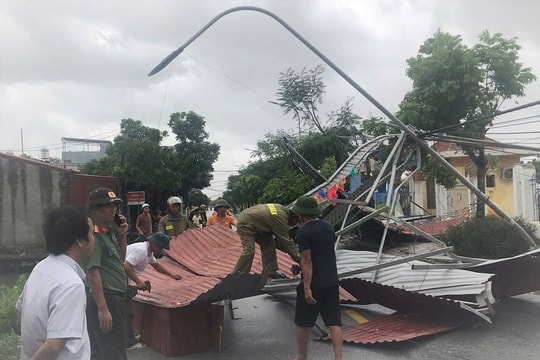 Chủ tịch UBND thành phố Hải Phòng chỉ đạo khẩn trương khắc phục hậu quả bão số 10 và giông lốc gây ra