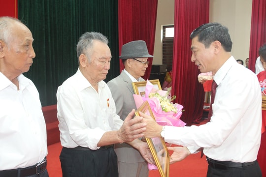 Phường Thiên Hương trao Huy hiệu Đảng tặng 25 đảng viên