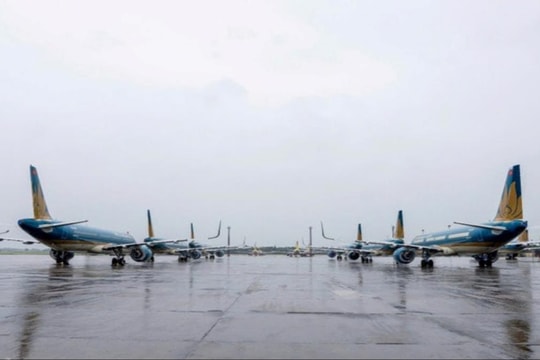 Mưa dông lớn khu vực Sân bay Nội Bài, nhiều chuyến bay chuyển hướng hạ cánh tại sân bay khác