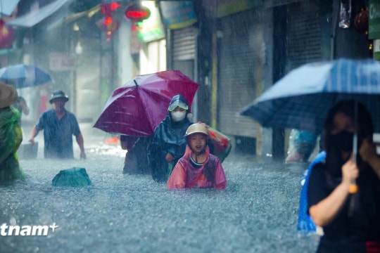 Hà Nội 'chìm trong biển nước', Sở Xây dựng gửi lời xin lỗi đến người dân