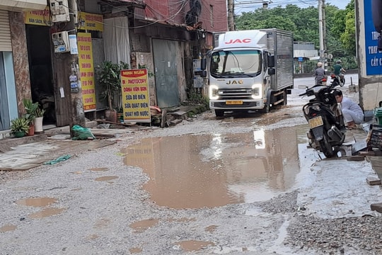 Đường vào Trường mầm non Cẩm Phúc dang dở, đi lại khó khăn